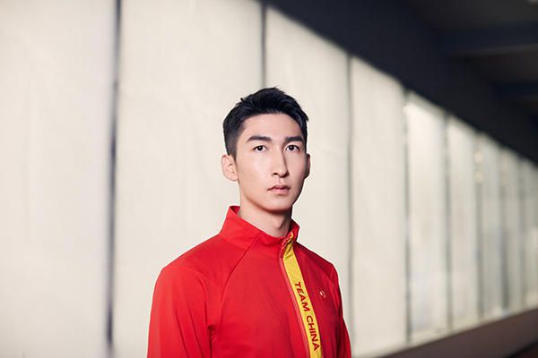 客厅挺进美艳老师后臀护士